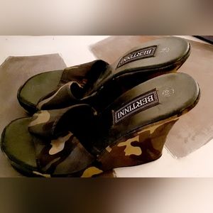 New Vintage camouflage Bertinni wedge slides